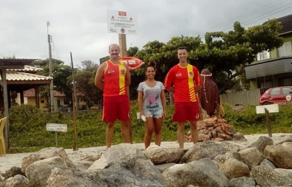 Corpo de Bombeiros Militar de Itapoa instala boias salva vidas recue tube na Orla da Praia 3