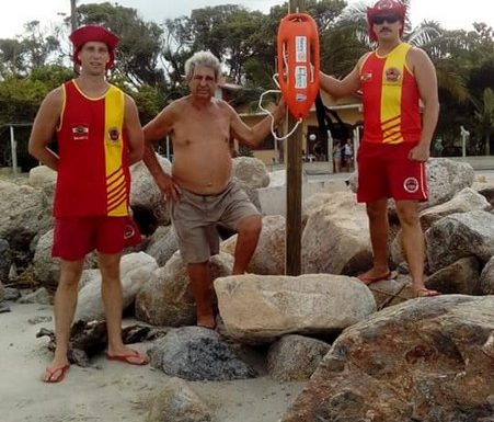 Corpo de Bombeiros Militar de Itapoa instala boias salva vidas recue tube na Orla da Praia 4