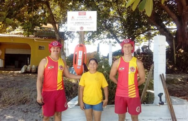 Corpo de Bombeiros Militar de Itapoa instala boias salva vidas recue tube na Orla da Praia 5