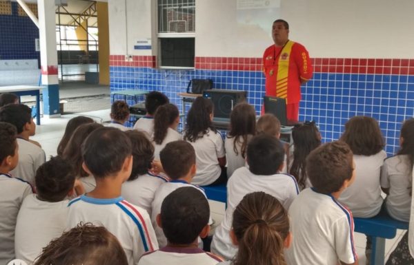 Bombeiros Militares de Itapoa realizam palestra sobre perigos do banho de mar a estudantes 02