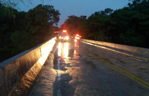Carro desaparece depois de cair em rio na divisa entre Itapoa e Guaratuba PR 1
