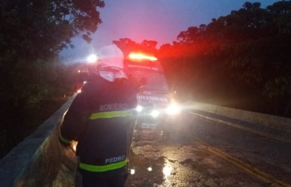 Carro desaparece depois de cair em rio na divisa entre Itapoa e Guaratuba PR 3