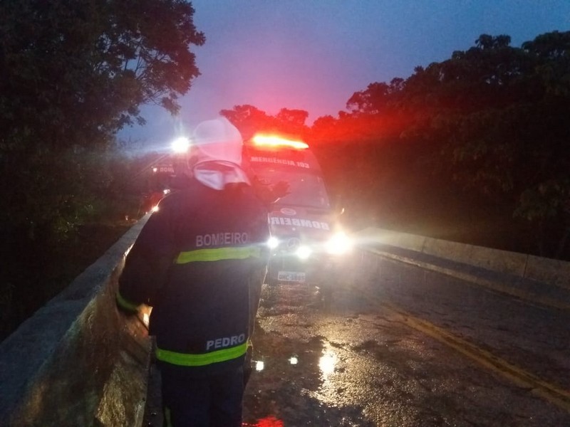 Carro desaparece depois de cair em rio na divisa entre Itapoa e Guaratuba PR 3