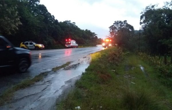Carro desaparece depois de cair em rio na divisa entre Itapoa e Guaratuba PR 4