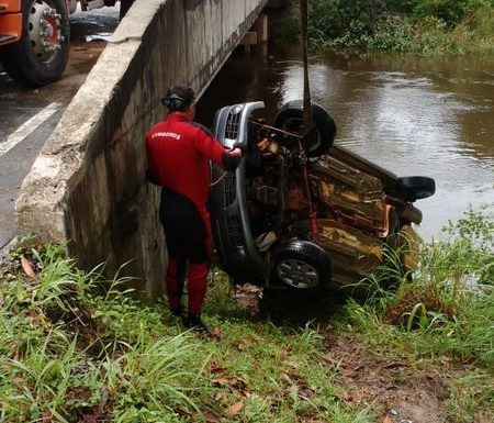 Resgatados automovel e corpo do motorista do acidente em ponte da Estrada Cornelsen 2