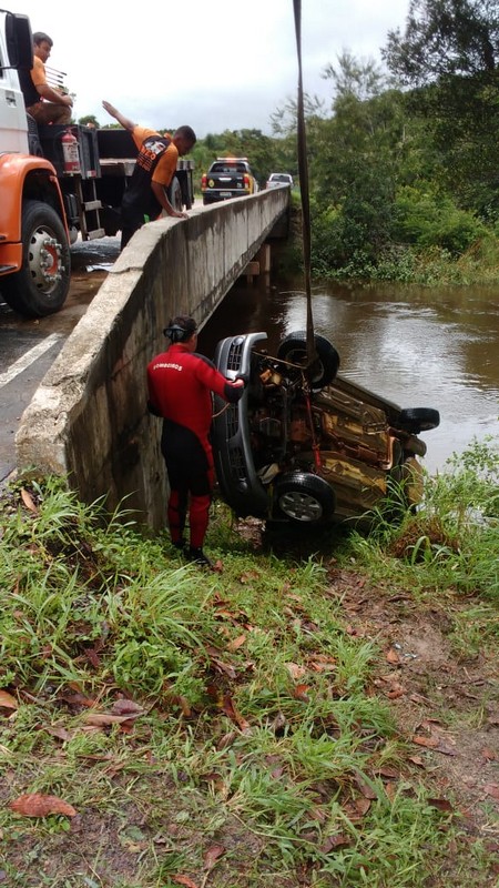 Resgatados automovel e corpo do motorista do acidente em ponte da Estrada Cornelsen 2