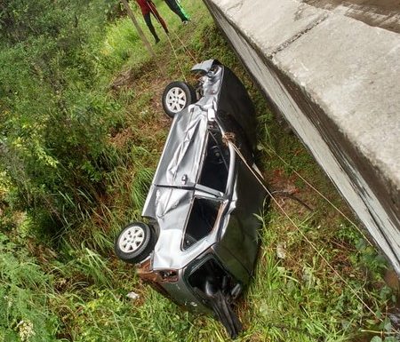Resgatados automovel e corpo do motorista do acidente em ponte da Estrada Cornelsen 3