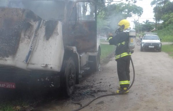 Caminhao pega fogo no balneario Brasilia em Itapoa 2