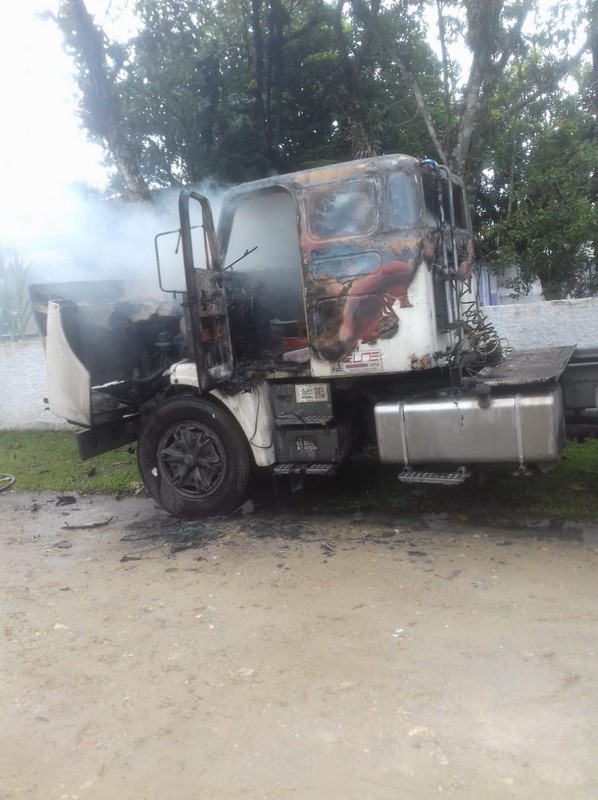 Caminhao pega fogo no balneario Brasilia em Itapoa 3