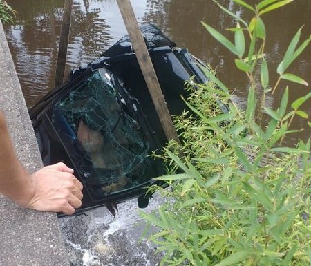 Casal morre apos cair com carro no rio Sai Mirim 1