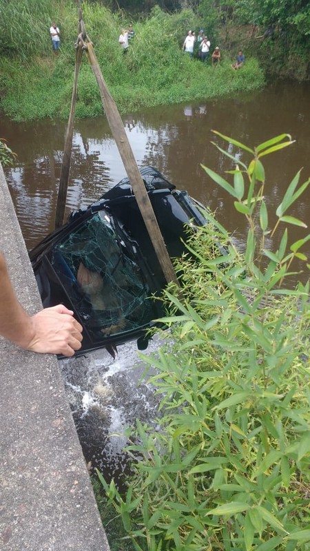 Casal morre apos cair com carro no rio Sai Mirim 1