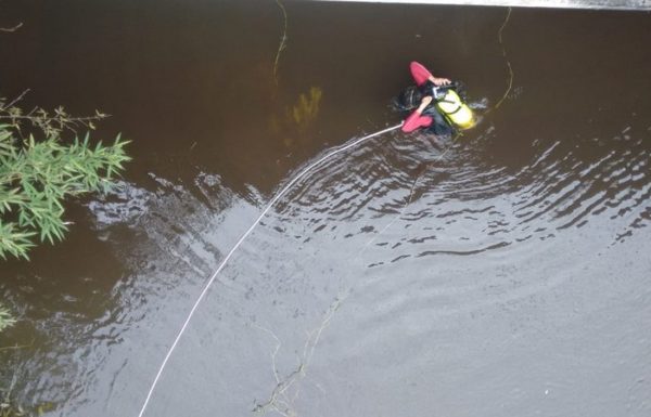 Casal morre apos cair com carro no rio Sai Mirim 3