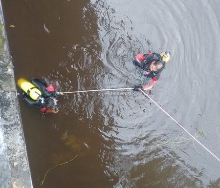 Casal morre apos cair com carro no rio Sai Mirim 4