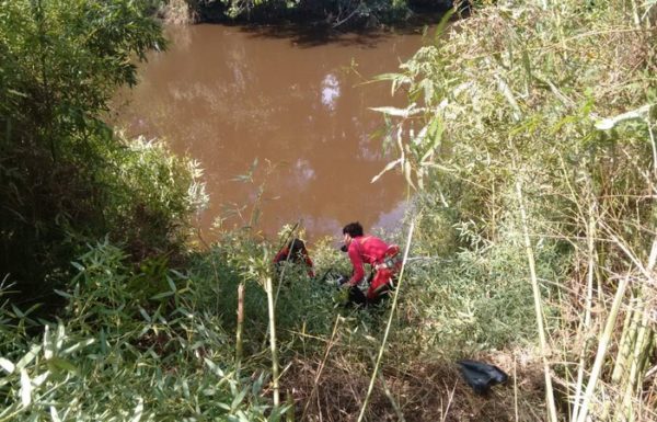 Casal morre apos cair com carro no rio Sai Mirim 5