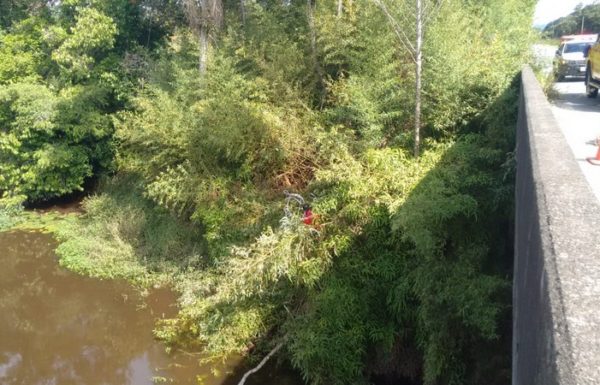 Casal morre apos cair com carro no rio Sai Mirim 6