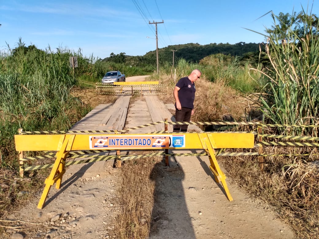 Defesa Civil de Itapoa interdita ponte sobre o rio Braco do Norte