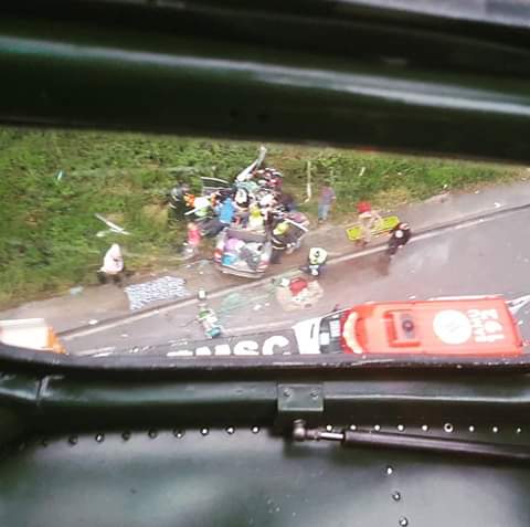 Grave acidente entre caminhao e automovel causa pelo menos um obito na SC-416 2