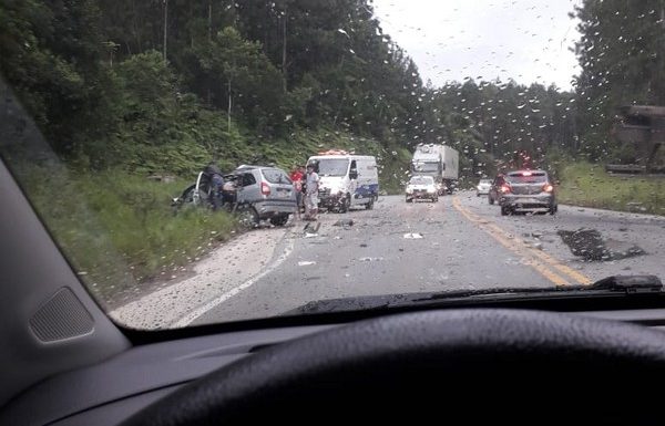 Grave acidente entre caminhao e automovel causa pelo menos um obito na SC-416 3