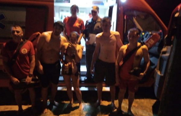 Tres pessoas sao resgatadas no mar apos caiaques em que elas estavam se perderem no rio 2