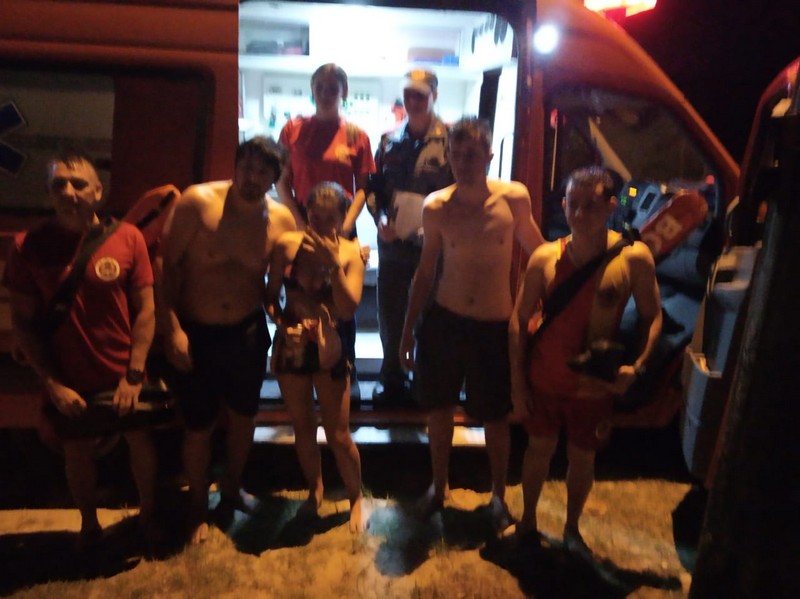 Tres pessoas sao resgatadas no mar apos caiaques em que elas estavam se perderem no rio 2