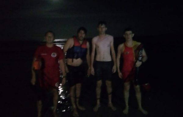 Tres pessoas sao resgatadas no mar apos caiaques em que elas estavam se perderem no rio 3