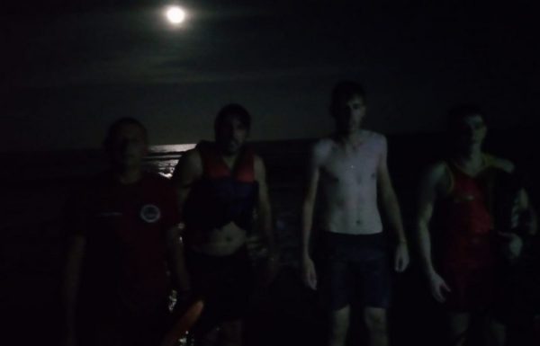 Tres pessoas sao resgatadas no mar apos caiaques em que elas estavam se perderem no rio 4