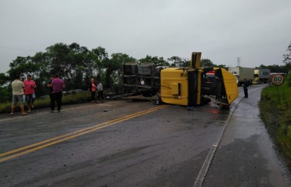 Carreta tomba na SC-416 no inicio da manha desta segunda-feira, dia 13 de maio 1
