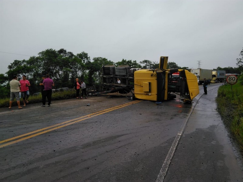 Carreta tomba na SC-416 no inicio da manha desta segunda-feira, dia 13 de maio 1