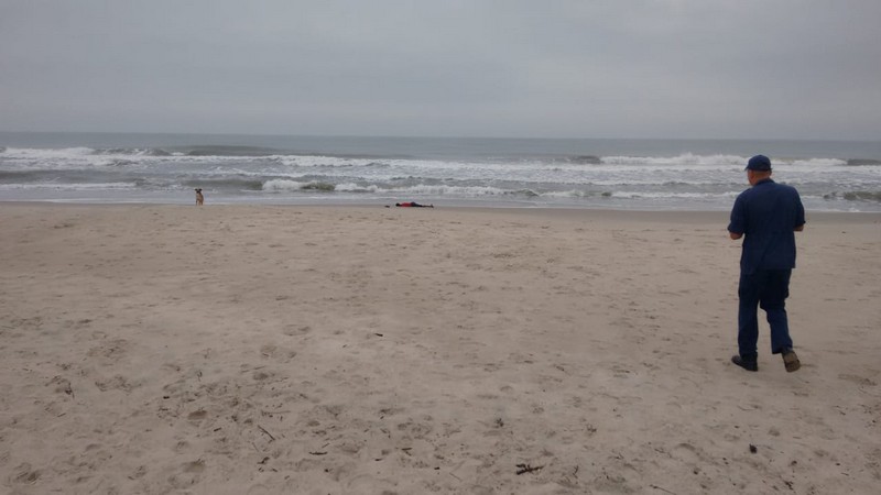 Corpo encontrado a beira mar na Barra do Sai 1