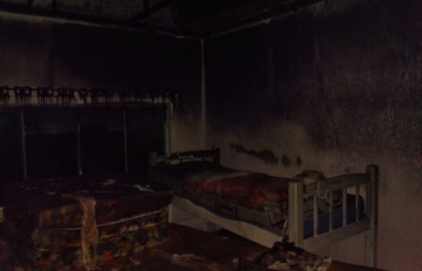 Bombeiros apagam incendio possivelmente criminoso no balneario Paese 5