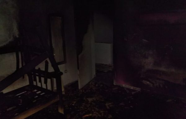 Bombeiros apagam incendio possivelmente criminoso no balneario Paese 8