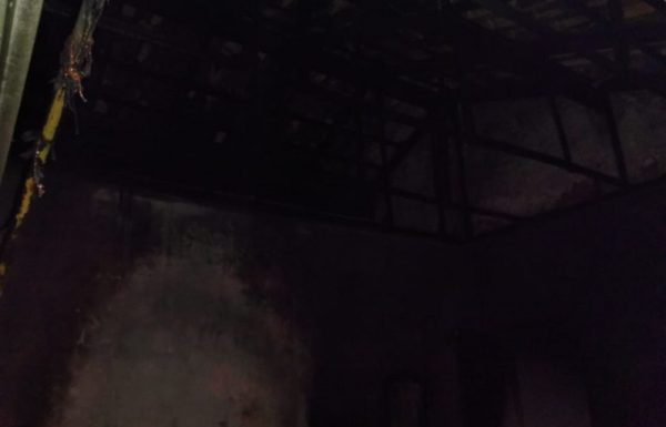 Bombeiros apagam incendio possivelmente criminoso no balneario Paese 9