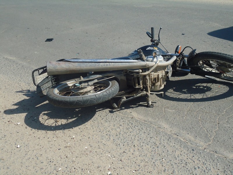 Acidente entre automovel e motocicleta deixa duas pessoas feridas no Cambiju 2