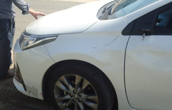 Acidente entre automovel e motocicleta deixa duas pessoas feridas no Cambiju 4