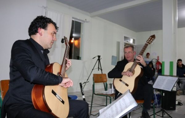 Alunos da Escola Nereu Ramos de Itapoa recebem aula do projeto Violoes Brasileiros 01