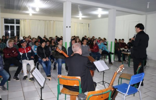Alunos da Escola Nereu Ramos de Itapoa recebem aula do projeto Violoes Brasileiros 02