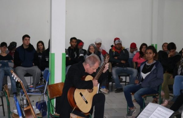 Alunos da Escola Nereu Ramos de Itapoa recebem aula do projeto Violoes Brasileiros 03