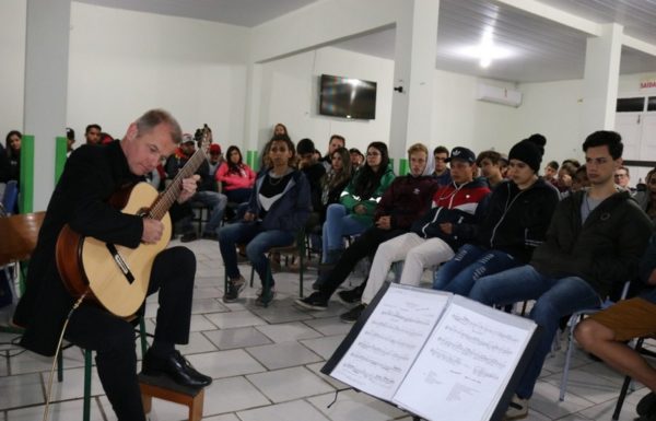 Alunos da Escola Nereu Ramos de Itapoa recebem aula do projeto Violoes Brasileiros 04