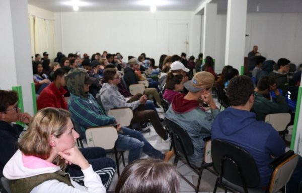 Alunos da Escola Nereu Ramos de Itapoa recebem aula do projeto Violoes Brasileiros 07