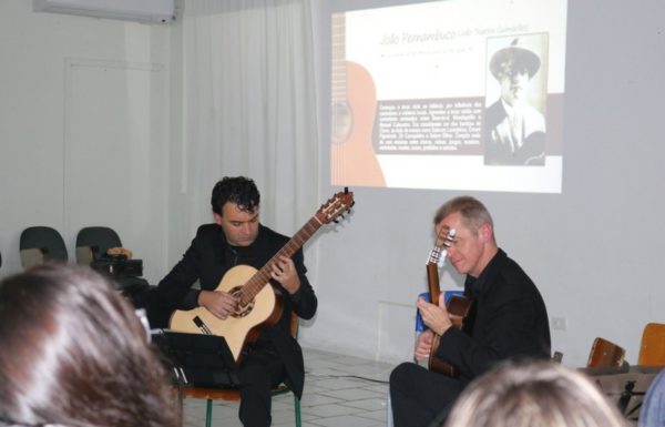 Alunos da Escola Nereu Ramos de Itapoa recebem aula do projeto Violoes Brasileiros 08