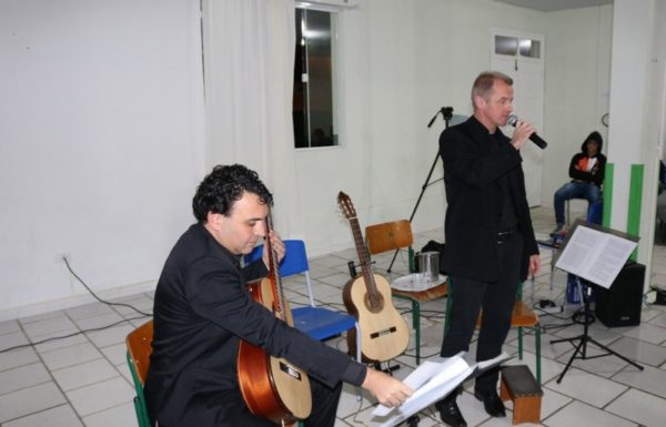 Alunos da Escola Nereu Ramos de Itapoa recebem aula do projeto Violoes Brasileiros 09