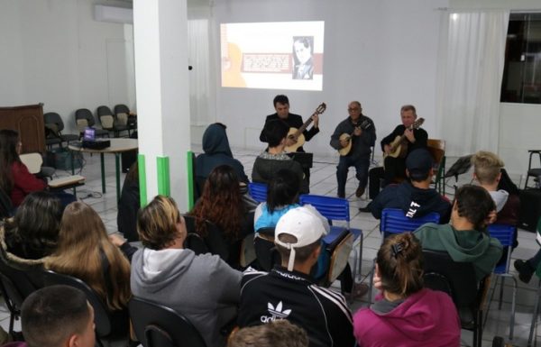 Alunos da Escola Nereu Ramos de Itapoa recebem aula do projeto Violoes Brasileiros 10