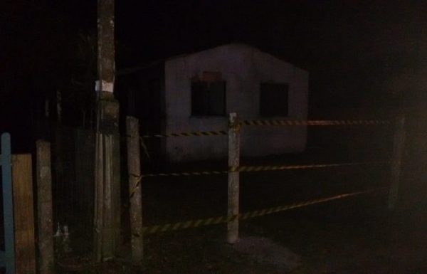 Casa abandonada é destruída por incêndio no Cambiju 1
