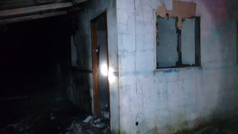 Casa abandonada é destruída por incêndio no Cambiju 2