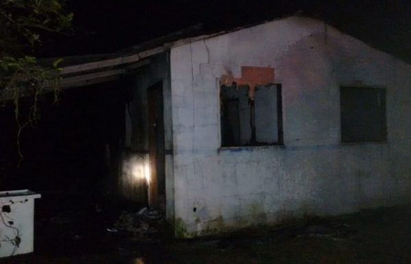 Casa abandonada é destruída por incêndio no Cambiju 3