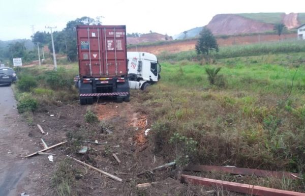 Cavalo morre e carroceiro fica ferido em acidente com caminhao na SC-416 em Itapoa 1