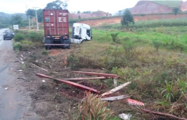 Cavalo morre e carroceiro fica ferido em acidente com caminhao na SC-416 em Itapoa 2