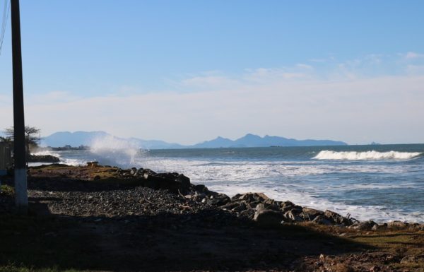 Forte ressaca causa prejuizos em Itapoa 01