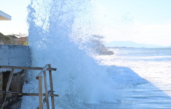 Forte ressaca causa prejuizos em Itapoa 06