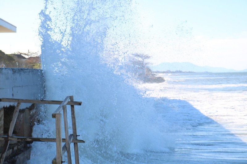 Forte ressaca causa prejuizos em Itapoa 06